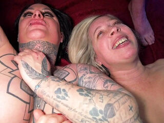 Threesome in a sex club