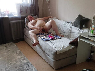 Insatiable girlfriend masturbates her pussy at any free time