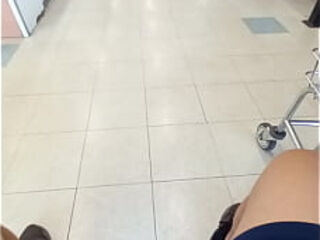 Mujer no puede dejar de ver el bulto