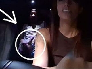 Casada motorista de APP em sua ultima corrida fode com passageiro.