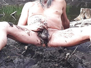 Steff165: Playing naked in the mud